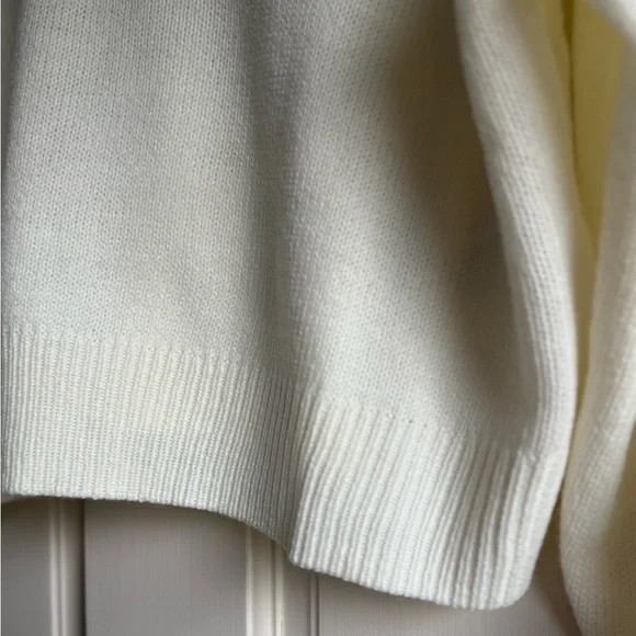 H&M Women's White V-Neck Sweater NWT - Picture 3 of 7